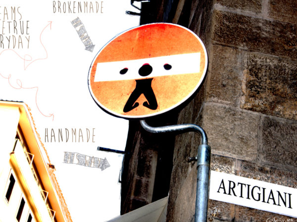 <span>Artigiani</span><i>→</i>